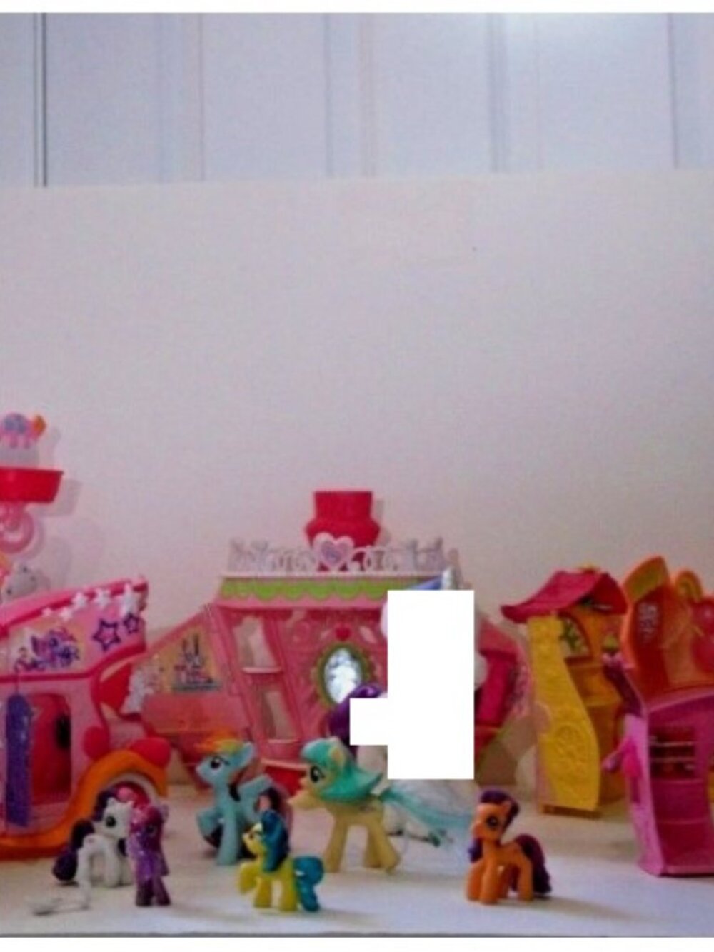 BIG LOT OF MY LITTLE PONY PONYVILLE COLLECTORS ITEMS Play Sets & Ponies